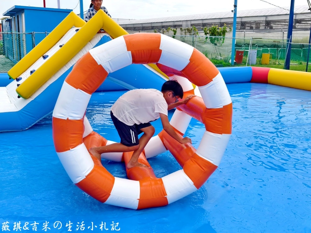 彰化福興┃樂採果溫室觀光農場。夏天2.0版更好玩! 划小船、會下雨的戲水池，還有全台首創DIY九層塔香腸!!