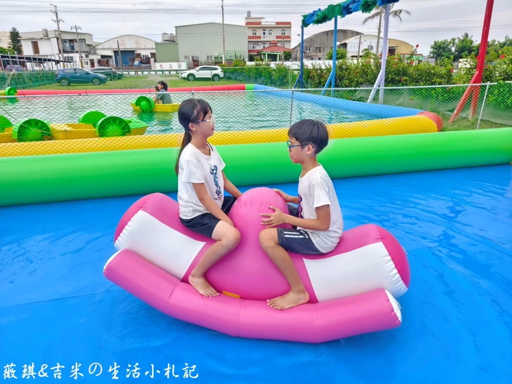 彰化福興┃樂採果溫室觀光農場。夏天2.0版更好玩! 划小船、會下雨的戲水池，還有全台首創DIY九層塔香腸!!