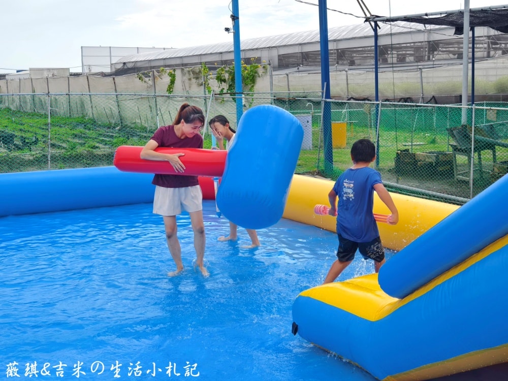 彰化福興┃樂採果溫室觀光農場。夏天2.0版更好玩! 划小船、會下雨的戲水池，還有全台首創DIY九層塔香腸!!