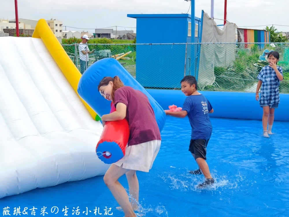 彰化福興┃樂採果溫室觀光農場。夏天2.0版更好玩! 划小船、會下雨的戲水池，還有全台首創DIY九層塔香腸!!