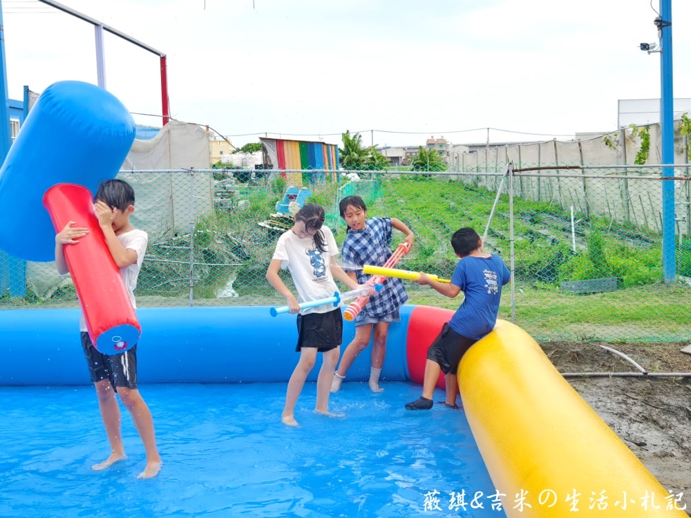 彰化福興┃樂採果溫室觀光農場。夏天2.0版更好玩! 划小船、會下雨的戲水池，還有全台首創DIY九層塔香腸!!
