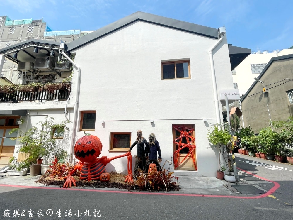 彰化咖啡┃Mor Coffee。彰化最有誠意咖啡店，特殊節日都有場景佈置，超有過節氣氛!餐點也很好吃喔!