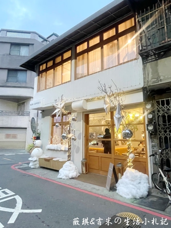 彰化咖啡┃Mor Coffee。彰化最有誠意咖啡店，特殊節日都有場景佈置，超有過節氣氛!餐點也很好吃喔!