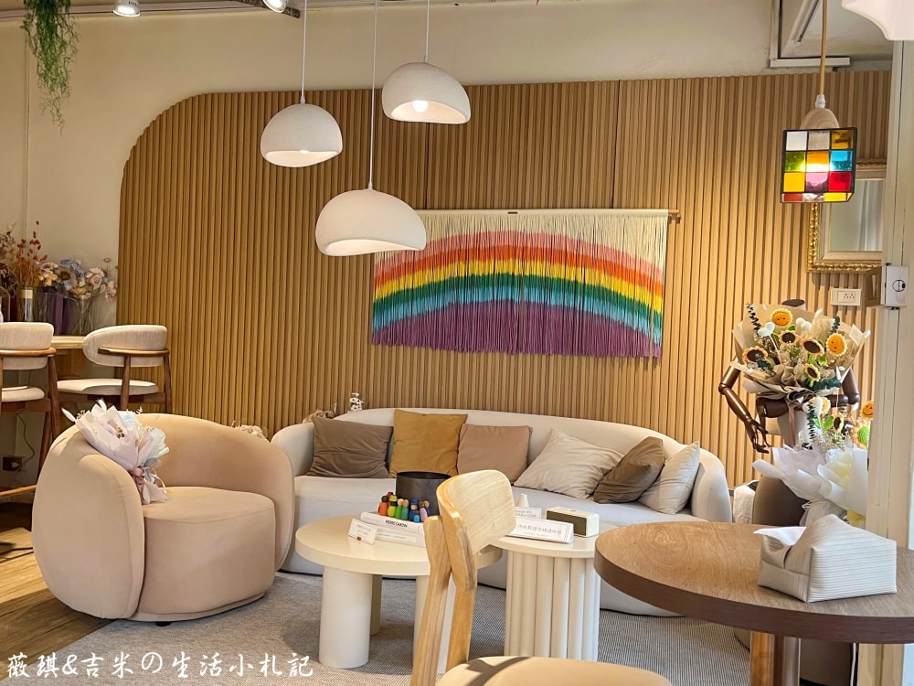 彰化咖啡┃Mor Coffee。彰化最有誠意咖啡店，特殊節日都有場景佈置，超有過節氣氛!餐點也很好吃喔!