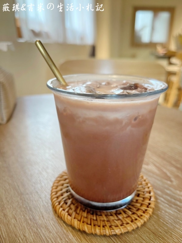彰化咖啡┃Mor Coffee。彰化最有誠意咖啡店，特殊節日都有場景佈置，超有過節氣氛!餐點也很好吃喔!