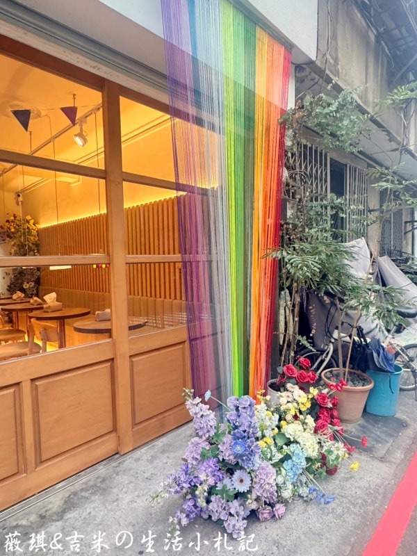 彰化咖啡┃Mor Coffee。彰化最有誠意咖啡店，特殊節日都有場景佈置，超有過節氣氛!餐點也很好吃喔!